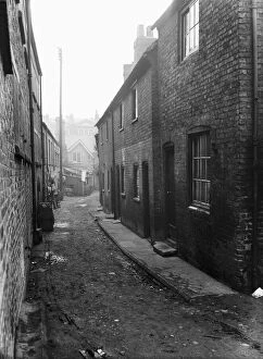Hillingdon Pillow Collection: Uxbridge, Nashs yard. Slum clearance. Inhabitants of Bakers Yard, Nashs Yard