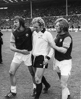 Fa Cup Collection: West Ham v Fulham F. C F. A. Cup Final 3rd May 1975 A Friendly touch as Fulham