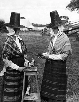 Clwyd Jigsaw Puzzle Collection: Women dressed in traditional clothing at the Eisteddfod at Mold, Flintshire