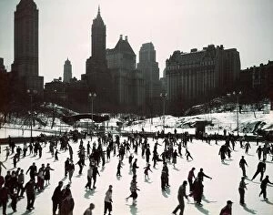 Skating Collection: 1950s LARGE NUMBER OF PEOPLE ICE SKATING ON WOLLMAN RINK CENTRAL PARK MANHATTAN NEW YORK CITY USA